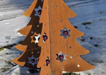 Rustykalna Choinka ze Stali Corten — ręcznie wykonana dekoracja świąteczna.