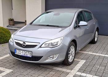 Podgrzewane fotele i kierownica klimatronik dzienne czujniki alufelgi