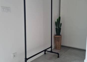 wieszak stojący w stylu industrialnym