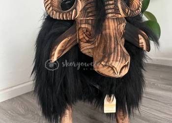 Baran czarny dekoracyjny, drewniany, ze skóry owczej, krzesło 40x50x80 cm