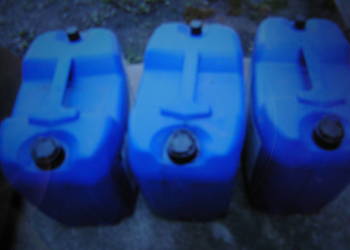 3 pojemniki plastikowe,20 litrow,po oleju  50 zl/3 szt.