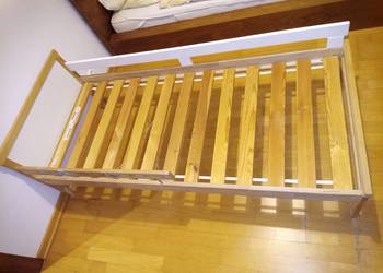 Łóżeczko drewniane Ikea z dodatkowym zabezpieczeniem