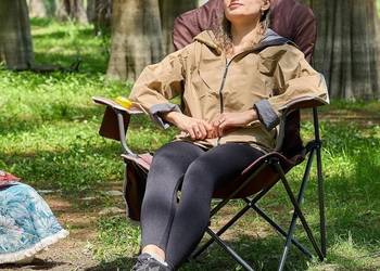 Lekkie składane krzesło kempingowe z uchwytem na kubek i torbą transportową