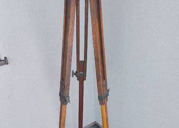 Stary drewniany trójnóg statyw geodezyjny fotograficzny pod lampe itp