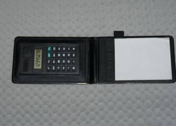 Kalkulator z notesem w czarnej okładce