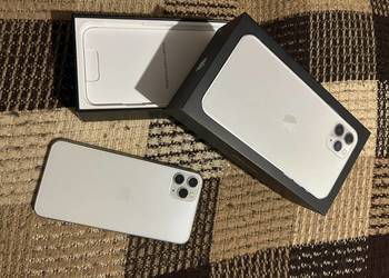 iPhone 11 Pro Max plus słuchawki