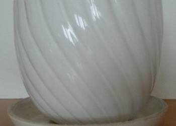 Biała ceramiczna doniczka fale z podstawką wys. 15 cm