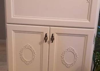 Stylowa komoda w stylu francuskim – biała elegancja do Twojego wnętrza