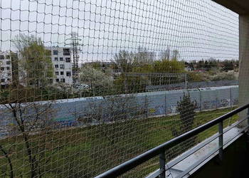 Montowanie siatki na balkon przed ptakami Warszawa siatka na balkon montaż