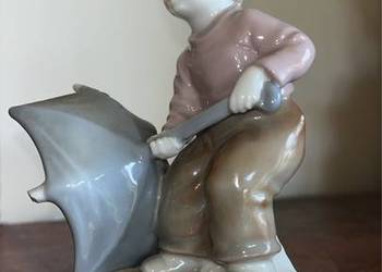 Figurka chłopca z parasolem.  Syg. Import i nr 646- wycisk w