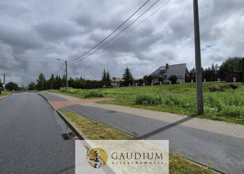 Działka budowlana 854 m², media w drodze, asfalt