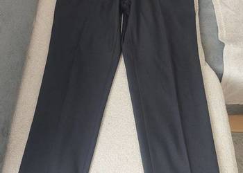 Spodnie chłopięce komunijne z eleganckiego materiału w kolorze czarnym.