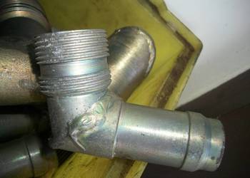 Przyłącze kolanowe do pompy M33x2 wąż 25 mm