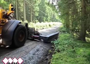 Łyżka samoładująca do ścinania poboczy do ładowarek o masie od 15 ton