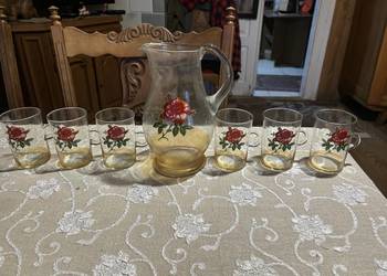 komplet ślicznych szklanek i dzbanek z rózyczką szkło barwione