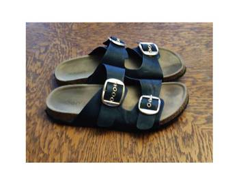 chodaki klapki loafersy złote klamry sandały profilowane na korku