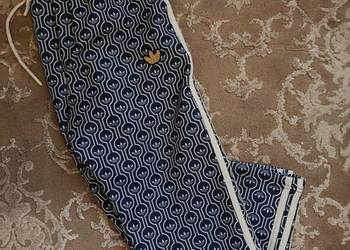 Spodnie dresowe Adidas Originals - nowość, rozmiar S - całe w logo