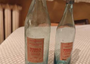 Dwie butelki po alkoholu z lat 50-siatych