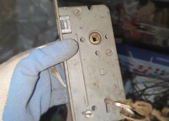 Klasyczny stary zamek wpuszczany do mebli/drzwi z kluczem vintage