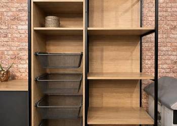 Regał industrialny z koszami – metal + drewno