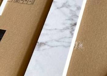 Biały cokół 60 cm z płytek marmur Calacatta Carrara