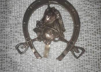 Mosiężna podkowa z koniem.