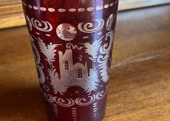 Rubinowy kielich. Ręcznie szlifowany. Bohemia. Z ptaszkiem. Rubinowy kielich. Ręcznie szlifowany. Bohemia. Z ptaszkiem.