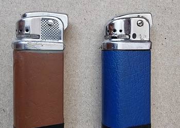 Zapalniczki 2 szt + 1 GRATIS - Niebieska + Brązowa Kamień Benzyna Zapalniczki 2 szt + 1 GRATIS - Niebieska + Brązowa Kamień Benzyna