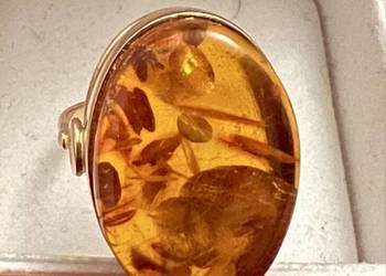 Piękny złoty pierścionek z wyjątkowym bursztynem