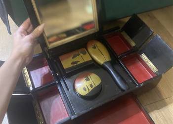 Japońska toaletka lakierowana z lusterkiem