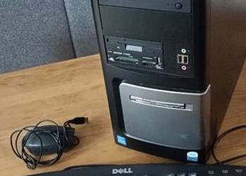 Komputer retro stacjonarny i starszy laptop Fujitsu