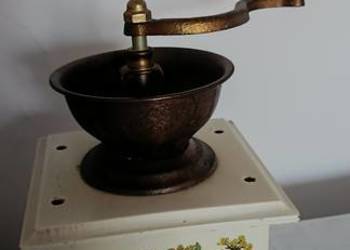 Piękny unikatowy młynek do mielenia kawy pieprzu zioł