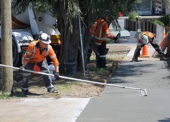 Asfaltowanie ścieżki rowerowej. Położenie asfaltu na ścieżce rowerowej.