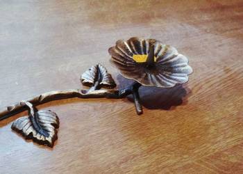 Metalowy świecznik kwiat brudne złoto