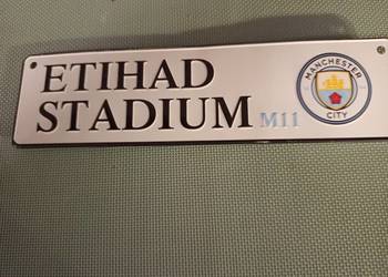 Mannchester STADION ETIHAD oficialna biała tabliczka uliczna .