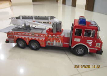 Wóz strażacki +kask strażaka +Figurki strażaków z narzędziami