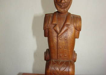 teakowe popiersie na cokole