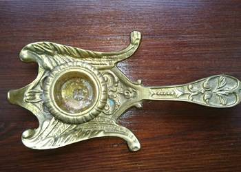 Stary antyczny mosiężny kaganek, świecznik. Stary antyczny mosiężny kaganek, świecznik.