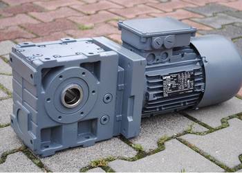 Motoreduktor kątowy 1.5kw. 39,4obr./min. z hamulcem. Firmy LENZE