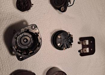 Podstawki pod lampy elektronowe.