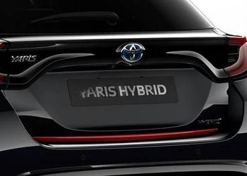 TOYOTA Yaris Nakladka listwa pokrywy bagaznika czerwona PW405-0D000-D6 OE