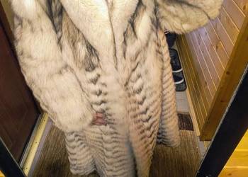 Naturalne futro maxi marki Petr Zavrėl eleganckie piękne futro