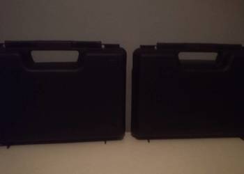 Dwie walizeczki na broń