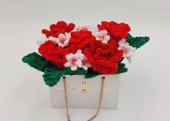 Wieczne róże handmade w eleganckiej torebce ze złotym łańcuszkie