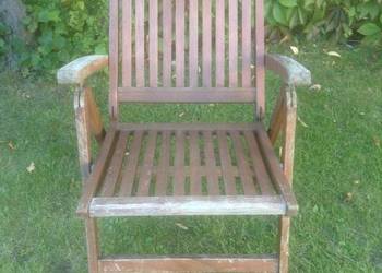 Składany fotel drewniany wielopozycyjny z podłokietnikami.