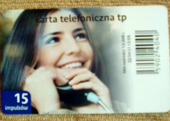 DZIEWCZYNA PODCZAS ROZMOWY TELEFONICZNEJ