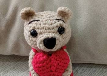 Miś z serduszkiem wykonany na szydełku