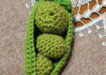 Maskotka groszek na szydełku