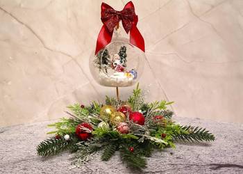 Stroik bożonarodzeniowy z wiszącą szklaną kulą