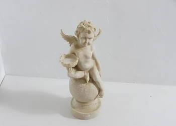 Urocza Figurka Aniołka (Puto) na Kuli – Klasyczna Dekoracja (36 cm)